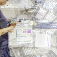 Fotomontasjen viser en haug med tomme hetteglass, og en sykepleier.