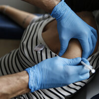 Bildet viser en gravid kvinne som skal til å få en koronavaksine.