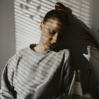 En kvinne lukker øynene