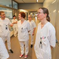 Bildet viser flere ansatte på UNN.