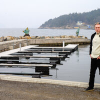 Bildet viser Kjetil Næss ved sjøkanten