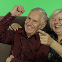 En eldre mann og en eldre kvinne heier og ler