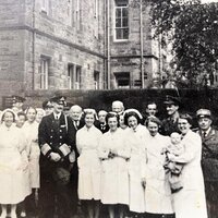 Kong Haakon og norsk helsepersonell ved Craiglockhart i Skottland