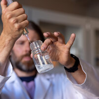 Bildet viser Niklas Nilsson som blander ulike væsker.