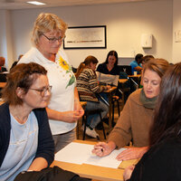 Bildet viser Elfrid Måløy i undervisning med studenter