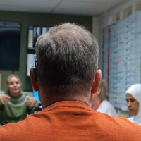 Tom Harald Isakka-Dahl leder avdelingsmøte med tolk