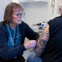 Bildet viser at sykepleier setter apekoppevaksine.