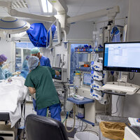 Bildet viser sykepleiere som gjør klar en operasjonsstue.