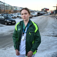 Sykepleier Malin Sæther foran Bergen legevakts parkering