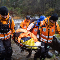 Bildet viser flere frivillige i Norsk Folkehjelp som har funnet den bortkomne etter leteaksjon