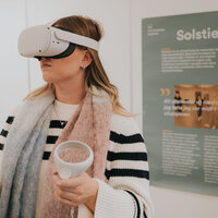 Bildet viser en student som har på seg VR-briller