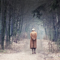 Eldre person går i skogen