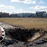 Bildet viser bombekrater i Lyman i Ukraina.