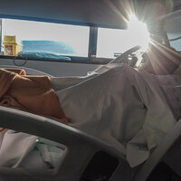 Bildet viser en alvorlig syk mann i en sykeseng