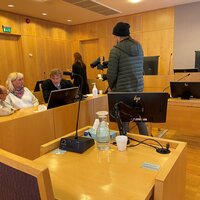 Bildet er fra Oslo tingrett og viser advokat Alexander Schimmelpfennig Nygaard sammen med de pårørende like før rettsaken startet 8. mai