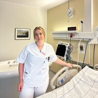 Bildet viser Ann Kristin Suhr på et pasientrom ved fødeavdelingen ved UNN