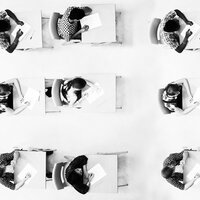 Bilde viser studenter som sitter ved pulter og har en eksamen. 