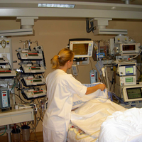 Bildet viser en sykepleier på en intensivavdeling