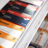 Bildet viser en skuff med pakker med Paracet og Pinex.