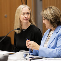 Bildet viser styreleder Renate Larsen og administrerende direktør Marit Lind i Helse Nord under et ekstraordinært styremøte i Helse Nord på Radisson Blu Hotel i Tromsø.