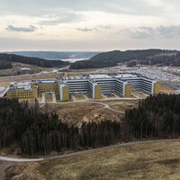 Bildet er et dronebilde av Sykehuset Østfold på Kalnes