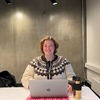 Bildet viser Aline Høie foran pc på forelesning