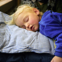 Bildet viser en et lite barn som sover