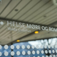Bildet viser et skilt som det står Helse Møre og Romsdal, Volda sjukehus på