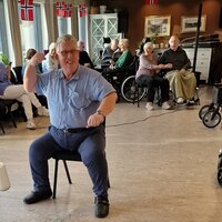 Bildet viser Rune Brun som feirer scoring i ishockeyen