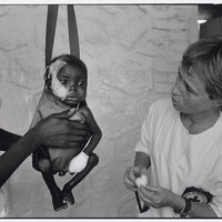 Bildet viser Turid Andreassen og en liten baby som blir veid.