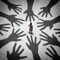 Illustrasjon hvor en kvinne står i midten omringet av skyggehender