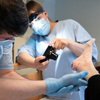 Bildet viser Malgorzata Wroblewska som fotograferer sår