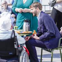 Bildet viser helse- og omsorgsminister Jan Christian Vestre sammen med beboere på Lambertseterhjemmet i Oslo