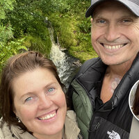 Bildet viser Dora Thorhallsdottir sammen med mannen sin Jan Tore