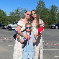 Bildet viser Linda Kristengård sammen med sine to barn