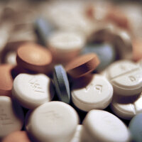 Bildet viser tabletter i ulike farger.