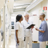 Bildet viser ulike typer helsepersonell som snakker sammen