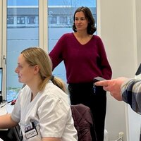 Bildet viser Silje Nordby sammen med en kollega