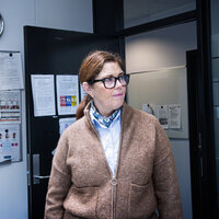 Bildet viser leder Kjersti Børhaug i hjemmetjenestens lokaler