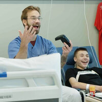 Bildet viser sykepleier Lars Pilskog og Tobias som gamer