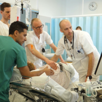 Bildet viser det medisinske teamet på akuttmottaket på Ullevål som tar imot en pasient. 