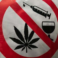 Bildet viser et skilt "rusmidler forbudt"