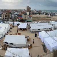 Bildet viser et feltsykehus i Gaza, som består av masse telt på stranden