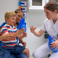 Bildet viser en gutt som får nasal ketamin av en sykepleier