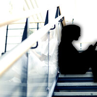 Bilde av sykepleier i trapp på sykehus