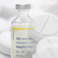 Bilde viser insulin glass og ulike piller