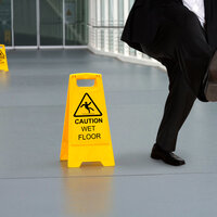 Bildet viser mann som faller på vått gulv