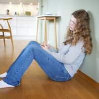 Bildet viser jente som tenker.