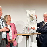 Bildet viser prisoverrekkelse.