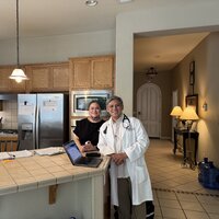 Bildet viser nurse practitioner Ron og en kollega.